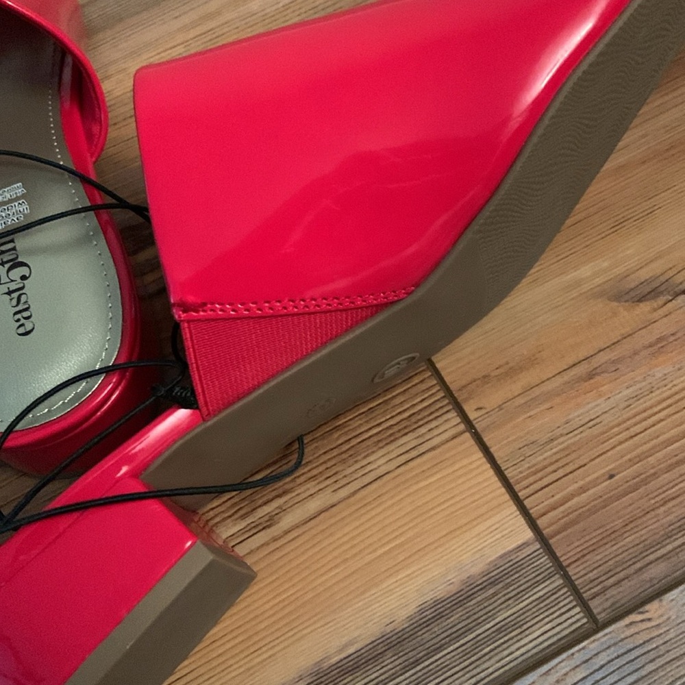 NEW East 5th Glossy Red Slip On Sandals - Picture 9 of 12
